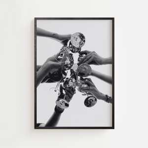 Sort hvid plakat med flere hævede champagneglas der skåler
