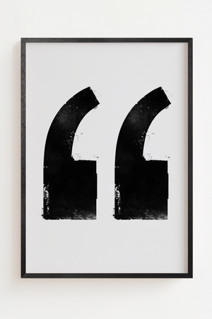 Minimalistisk sort hvid plakat med store grafiske anførselstegn
