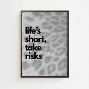 Typografiplakat med teksten "Life's Short, Take Risks" på sort hvidt leopardmønster
