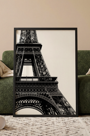 Sort hvid plakat med Eiffeltårnet fotograferet nedefra i Paris