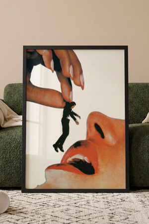 Surrealistisk kunstplakat med kvindeansigt, hånd og miniaturefigur.