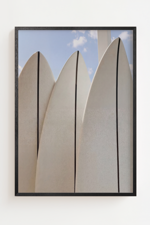 Fotoplakat med tre hvide surfboards mod blå himmel.