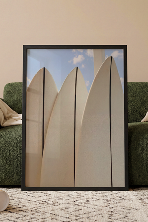 Fotoplakat med tre hvide surfboards mod blå himmel.
