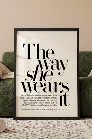 Typografisk sort hvid plakat med teksten The Way She Wears It inspireret af modemagasiner