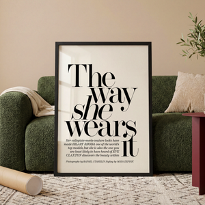 Typografisk sort hvid plakat med teksten The Way She Wears It inspireret af modemagasiner