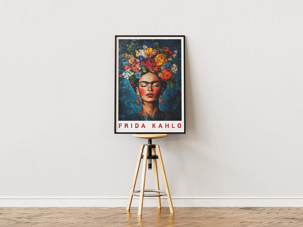 Frida Kahlo plakat med lukkede øjne og farverig blomsterkrone

