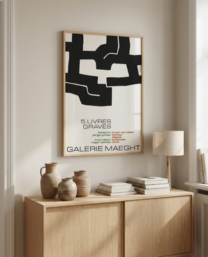 Galerie Maeght 5 Livres plakaten er en tidløs hyldest til klassisk kunst og design. Plakaten er inspireret af den berømte kunstinstitution Galerie Maeght og prydes af elegante detaljer, der fremhæver kunstens dybde og skønhed.