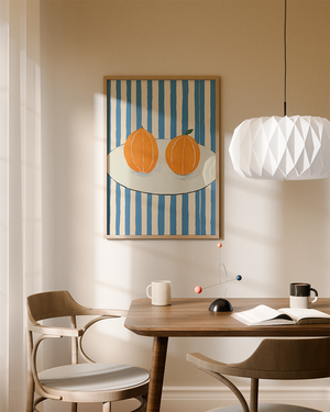 Illustrationsplakat med to appelsiner på et rundt bord foran blå og hvide striber i et moderne, håndmalet udtryk.