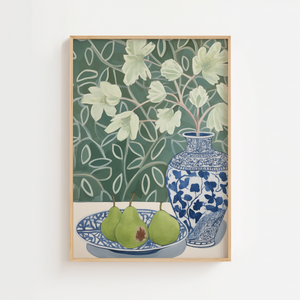 Illustrationsplakat med grønne pærer på et blåt fad og en dekorativ blå-hvid porcelænsvase med lyse blomster på grøn baggrund.