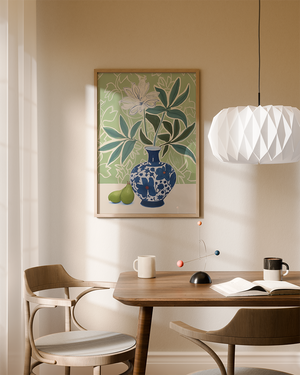 Illustrationsplakat med blå-hvid porcelænsvase, hvide blomster og grønne blade samt to pærer på en lys grøn baggrund med botaniske linjer.