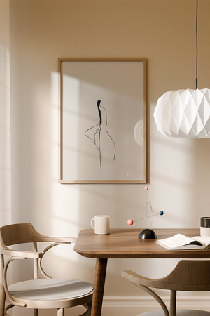 Minimalistisk linjestegning af abstrakt figur i sort på hvid baggrund