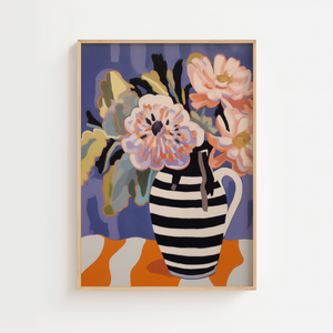 Illustrationsplakat med en sort-hvid stribet kande fyldt med farverige blomster foran en blå baggrund i et moderne, håndmalet udtryk.