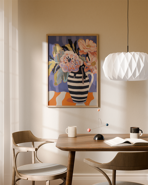 Illustrationsplakat med en sort-hvid stribet kande fyldt med farverige blomster foran en blå baggrund i et moderne, håndmalet udtryk.