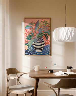 Illustrationsplakat med en sort-hvid stribet vase fyldt med farverige blomster og blade i blå, grønne, røde og rosa nuancer på en lyserød baggrund.