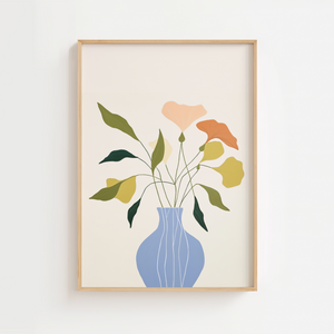 Illustrationsplakat med stiliserede blomster i bløde grønne, gule og ferskenfarvede nuancer arrangeret i en lyseblå vase.