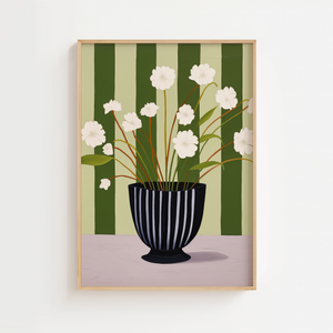 Illustrationsplakat med hvide blomster i sortstribet vase foran grønstribet baggrund.