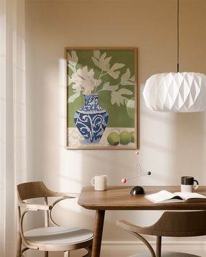 Illustrationsplakat med hvid blomst i dekorativ blå porcelænsvase på grøn baggrund med botaniske blade.