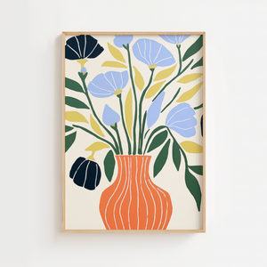 Illustrationsplakat med stiliserede blå blomster og grønne blade i en koralfarvet vase på lys baggrund.
