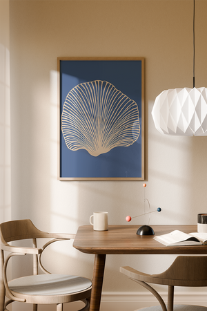 Grafisk musling-motiv i beige linjer på marineblå baggrund