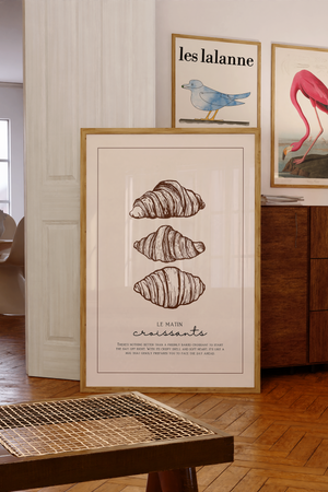 Croissant plakat med tre håndtegnede croissanter i brun ramme – perfekt som køkkenplakat med fransk caféstemning.