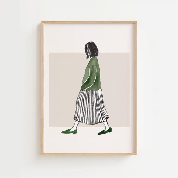 Walking Lady Lagom plakat med minimalistisk illustration af kvinde i grøn bluse og stribet nederdel.