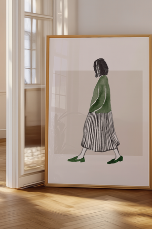 Walking Lady Lagom plakat med minimalistisk illustration af kvinde i grøn bluse og stribet nederdel.