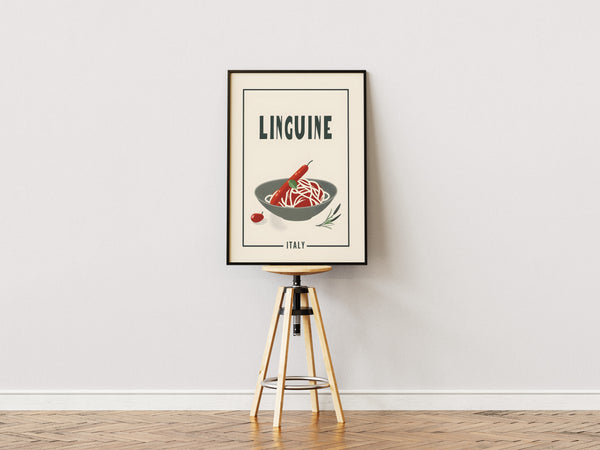 Dekorativ plakat med en skål linguine pasta og tomatsauce. Perfekt italiensk madplakat til køkken, spisestue eller gave til madelskere
