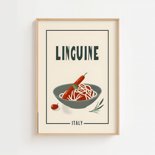 Dekorativ plakat med en skål linguine pasta og tomatsauce. Perfekt italiensk madplakat til køkken, spisestue eller gave til madelskere.

