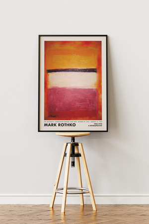 Abstrakt plakat med varme orange og røde farvefelter, lyst midterfelt og mørk vandret linje inspireret af Mark Rothkos farvekompositioner.