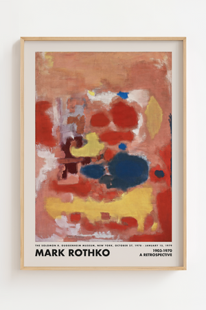 Farverig abstrakt plakat med røde, blå, gule og hvide former på en varm brun baggrund inspireret af Mark Rothkos ekspressive stil.