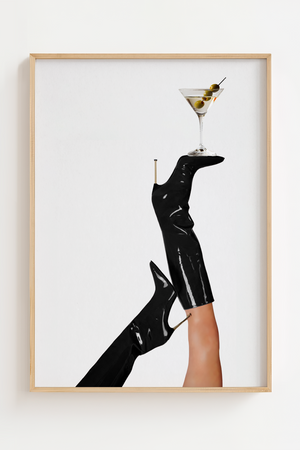 Denne fashion-inspirerede cocktailplakat fanger det perfekte øjeblik — sorte lakstøvler løftet mod himlen med et martiniglas balanceret på spidsen.