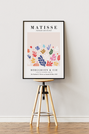 Matisse plakat med farverige, organiske bladformer i pastelfarver på lys baggrund – inspireret af Matisse’ papirklipkunst.