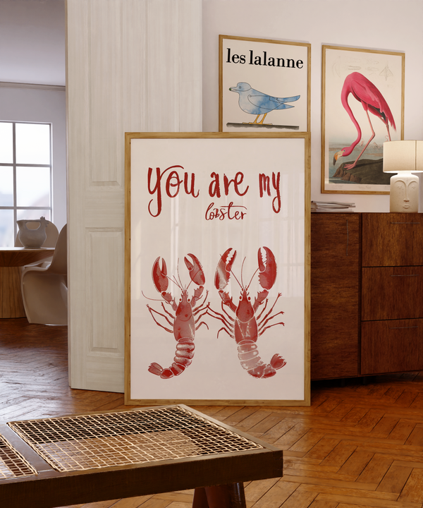 Plakat med teksten “You Are My Lobster” og to røde hummere i lys træramme – romantisk og sjov vægdekoration.