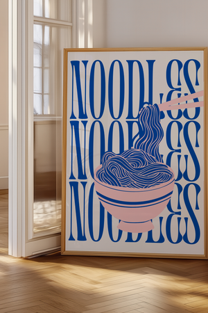 Noodles Bowl plakat med pink skål og blå nudler i grafisk pop-art design – sjov køkkenplakat til noodle lovers.