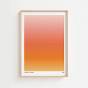 Orange Aura Sunset Plakat er et minimalistisk og stemningsfuldt kunsttryk inspireret af solnedgangens varme farver 