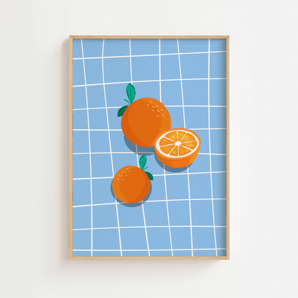 Oranges on Blue plakat med appelsiner på blå ternet baggrund – moderne frugt- og køkken plakat.