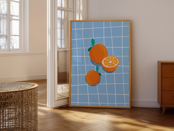 Oranges on Blue plakat med appelsiner på blå ternet baggrund – moderne frugt- og køkken plakat.