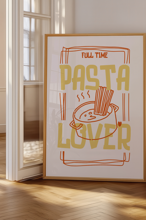 Full Time Pasta Lover plakat med gryde spaghetti og sjov tekst – køkkenplakat til pastaelskere.