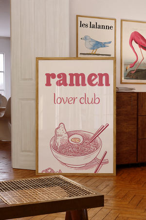 Plakat med ramen-skål, spisepinde og teksten “Ramen Lover Club” i lys træramme – sjov og dekorativ madplakat til køkkenet.