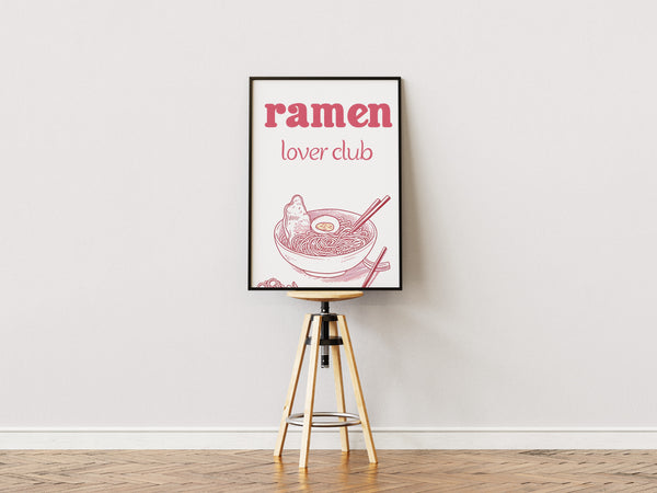 Plakat med ramen-skål, spisepinde og teksten “Ramen Lover Club” i lys træramme – sjov og dekorativ madplakat til køkkenet.