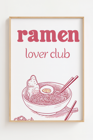 Plakat med ramen-skål, spisepinde og teksten “Ramen Lover Club” i lys træramme – sjov og dekorativ madplakat til køkkenet.

