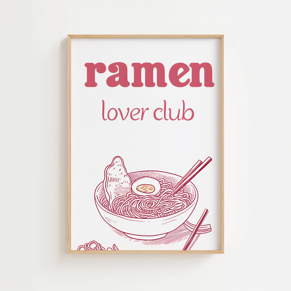 Plakat med ramen-skål, spisepinde og teksten “Ramen Lover Club” i lys træramme – sjov og dekorativ madplakat til køkkenet.

