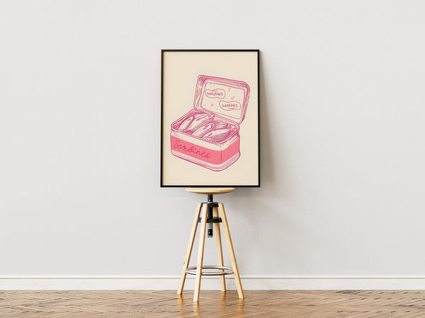 Retro plakat med pink tegning af sardiner i dåse – humoristisk køkkenplakat
