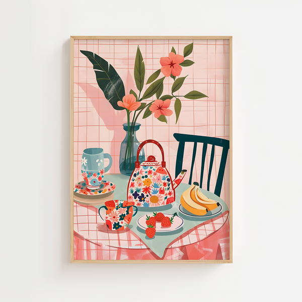 Lyserød køkkenplakat med blomster, tepotte, kopper og frisk frugt på dækket bord – hyggelig morgenmadsstemning.