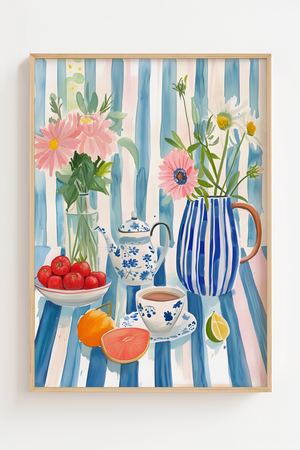 Plakat med blomster, tepotte, te og frugter på stribet dug i blå og rosa nuancer – dekorativ og sommerlig køkkenplakat.

