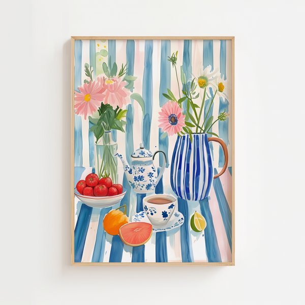 Plakat med blomster, tepotte, te og frugter på stribet dug i blå og rosa nuancer – dekorativ og sommerlig køkkenplakat.

