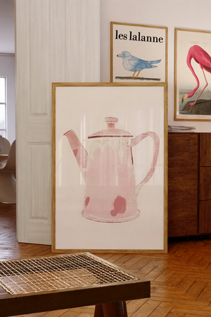 Retro plakat med lyserød tekande på lys baggrund i træramme – perfekt som køkkenplakat eller vintage vægkunst.