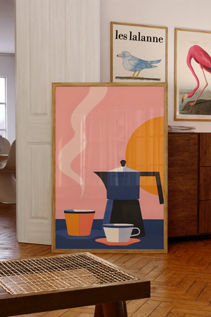 Plakat med moka-kande, kaffekopper og solrig baggrund i moderne farver – perfekt køkkenplakat.


