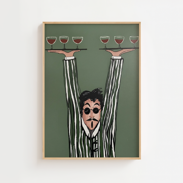 Kunstnerisk plakat af tjener, der balancerer flere vinglas på hænderne mod grøn baggrund – humoristisk vinmotiv.