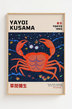 Red Crab – Yayoi Kusama plakat med rød krabbe på blå baggrund og ikoniske prikker – moderne kunstplakat.